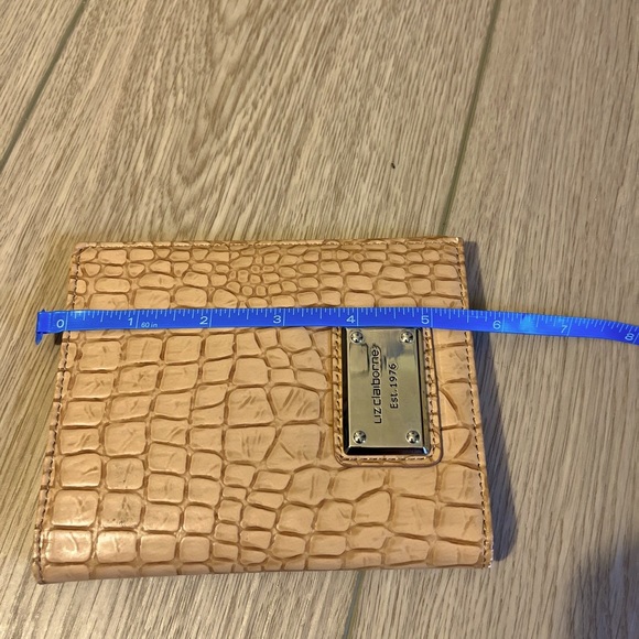 Posh show.  Liz Claiborne bi fold ladies wallet​ - Picture 7 of 9